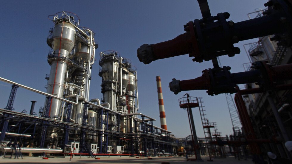 اتفاق بين شركة روسية والقاهرة لاستخراج النفط في السويس