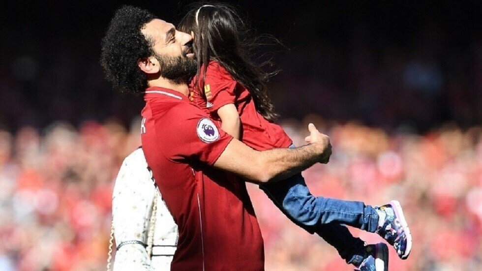 بالفيديو.. مكة تتحدى والدها صلاح