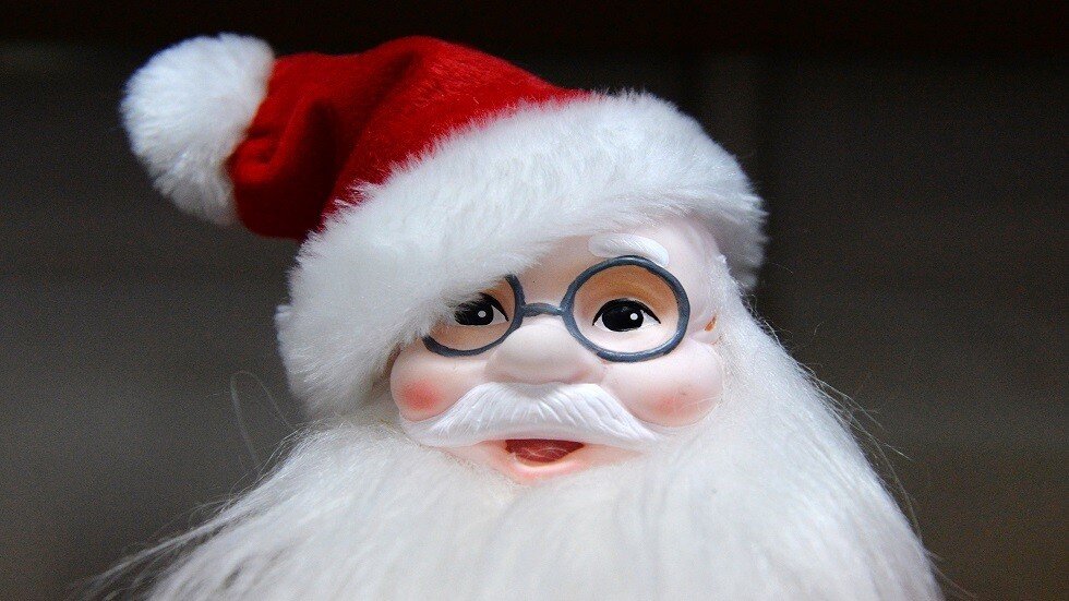 "سانتا كلوز" يسطو على بنك أمريكي وينثر الأموال للمارة