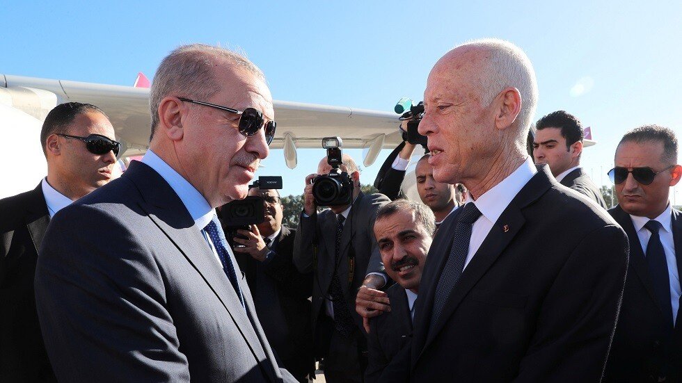 الرئيس التونسي يرد على أردوغان: لم تشم رائحة الدخان وإنما زيت الزيتون التونسي! (فيديو)