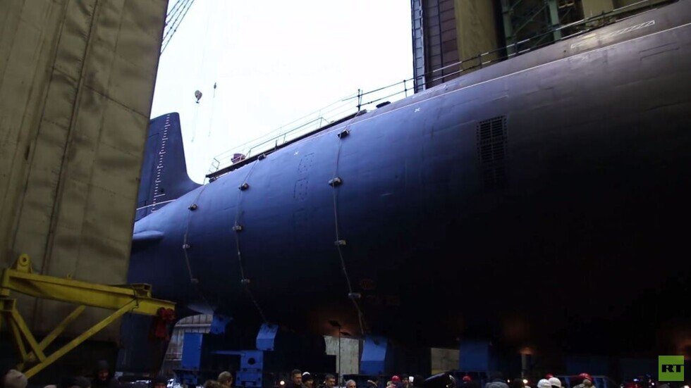 شاهد.. تدشين أولى غواصات مشروع 