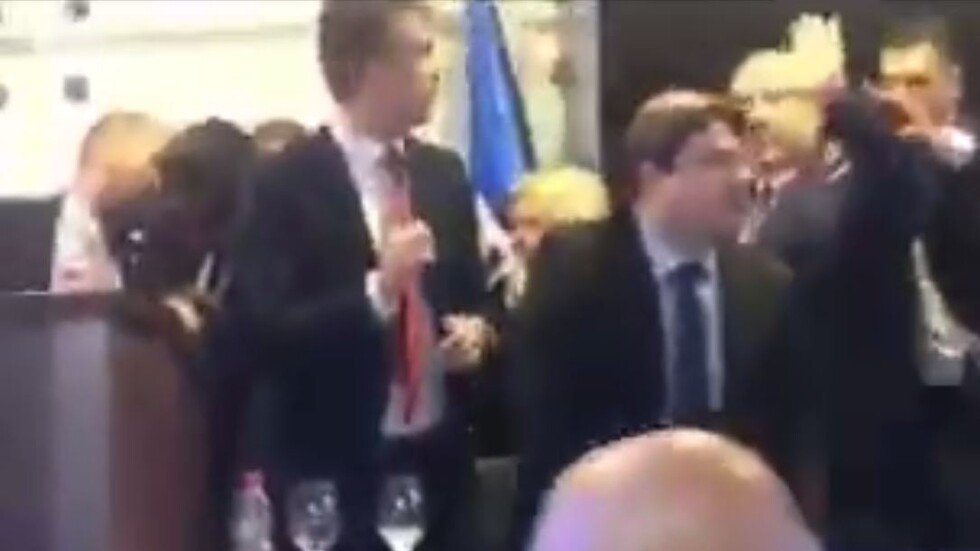 شاهد.. نتنياهو وزوجته سارة يهربان من القاعة بسبب صاروخ من غزة