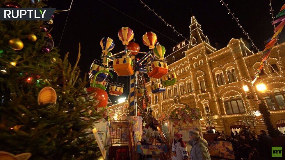 في غياب الثلوج.. أضواء عيد رأس السنة تزين موسكو