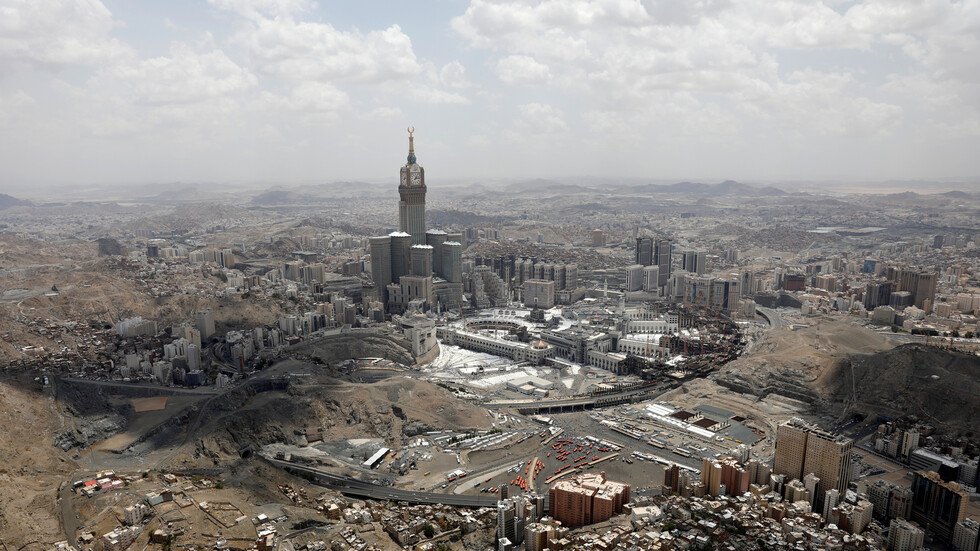 العثور على قبور تاريخية في مكة المكرمة من القرن الـ 13 (صورة)