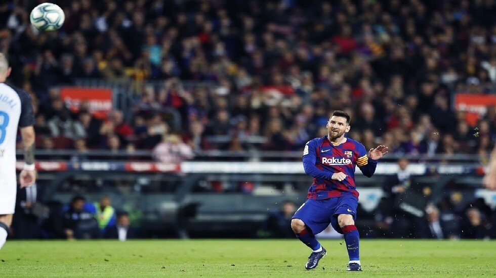 ميسي يكشف سر إتقانه تنفيذ الركلات الحرة (فيديو)