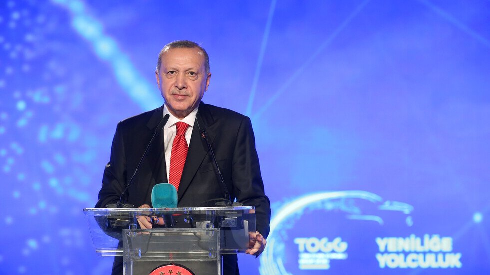 أردوغان يدشن أول سيارة كهربائية تركية (صور وفيديو)