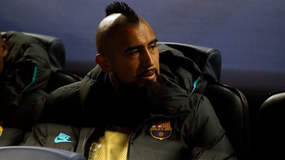 فيدال يقاضي برشلونة