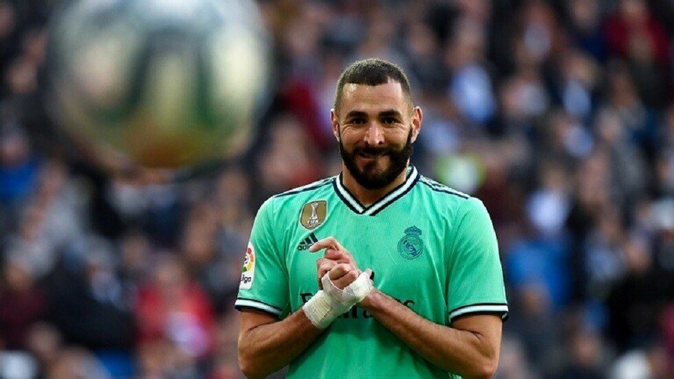 طباخ تركي شهير يقدم لبنزيما شرائح لحم مطلية بالذهب (فيديو)