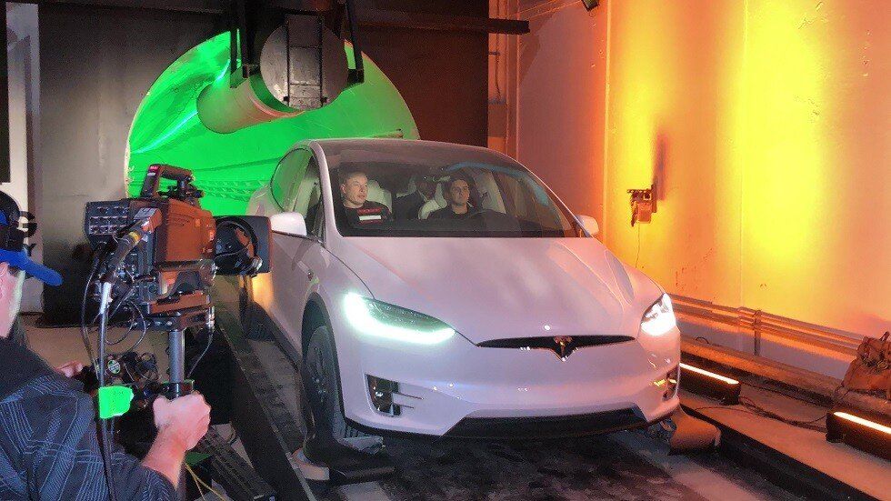 إيلون موسك يعد بافتتاح أول نفق فائق السرعة في 2020 (فيديو)