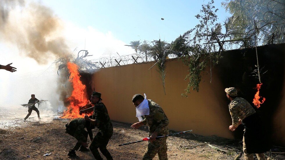 اقتحام السفارة الأمريكية في بغداد.. 62 جريحا بين المحتجين ونشر قوات عراقية خاصة بمحيط البعثة