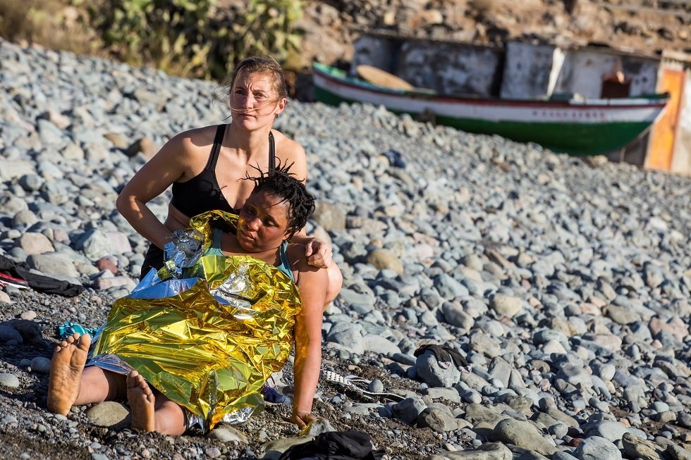 بعد أن وصلوا إلى شواطئ إسبانيا في حالة مزرية.. سياح يهبون لمساعدة مهاجرين (صور)
