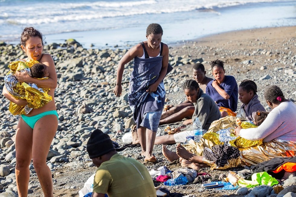 بعد أن وصلوا إلى شواطئ إسبانيا في حالة مزرية.. سياح يهبون لمساعدة مهاجرين (صور)