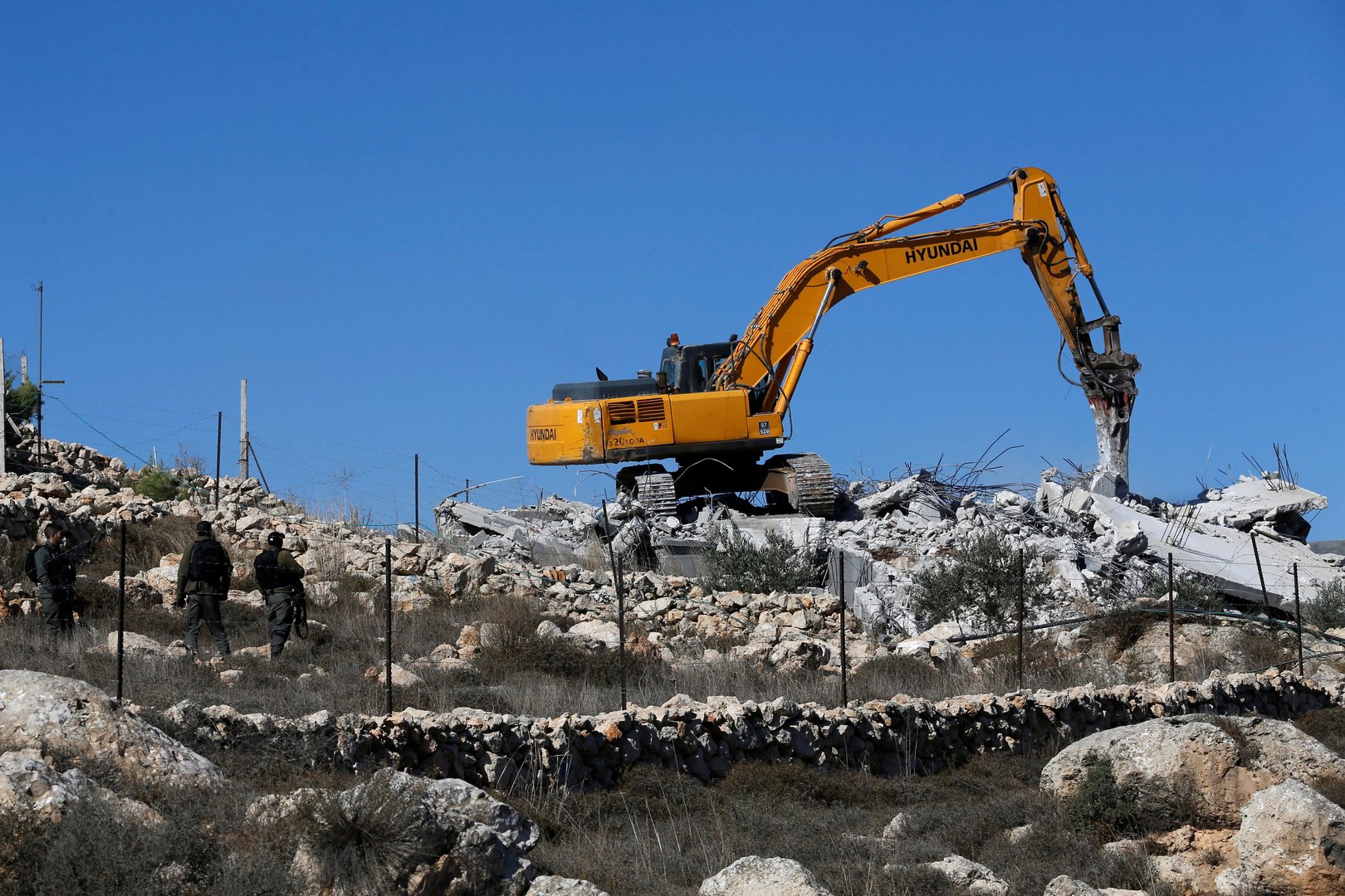 وزير الدفاع الإسرائيلي يوافق على بناء حي استيطاني جديد قرب الحرم الإبراهيمي وسط الخليل