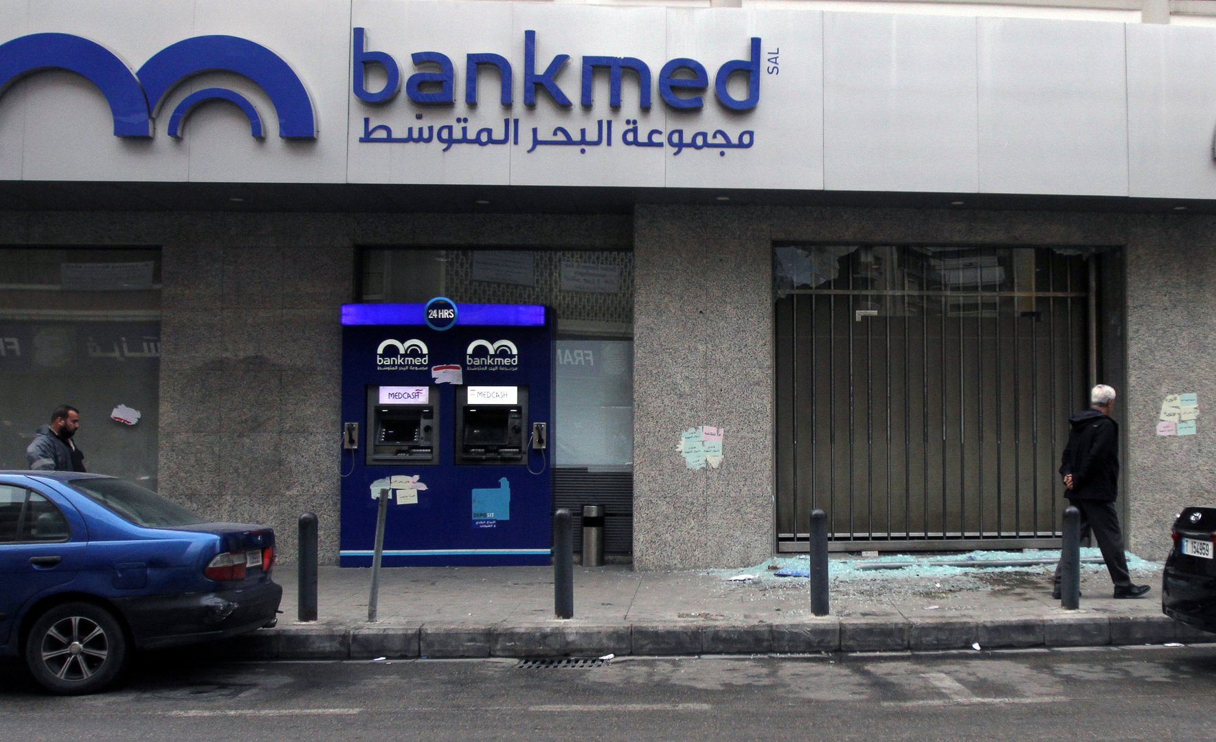 اللبنانيون سحبوا مليارات الدولارات من البنوك وأودعوها في بيوتهم