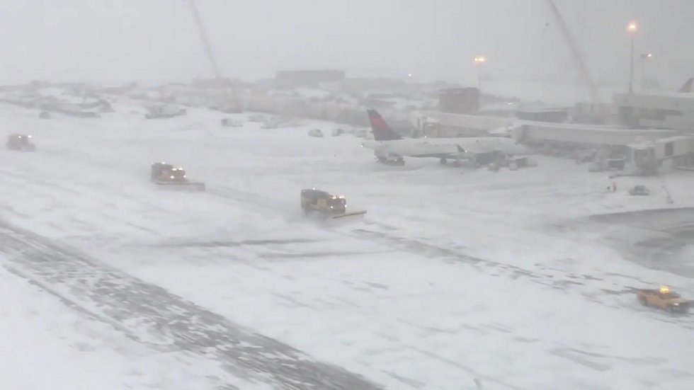 في ليلة عيد الشكر ... الثلوج الكثيفة توقف حركة المطارات في الولايات المتحدة