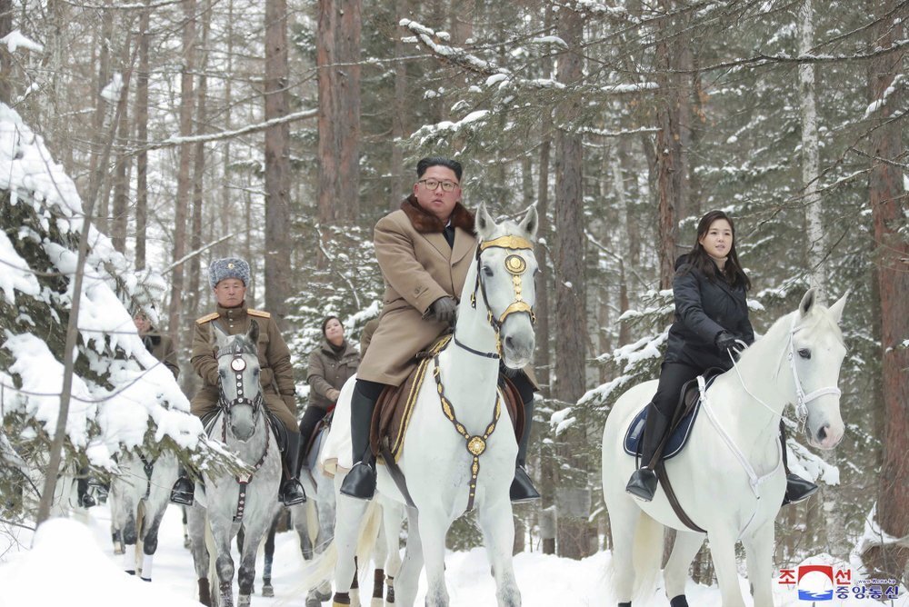 بالصور.. كيم يركب حصانا أبيض مجددا