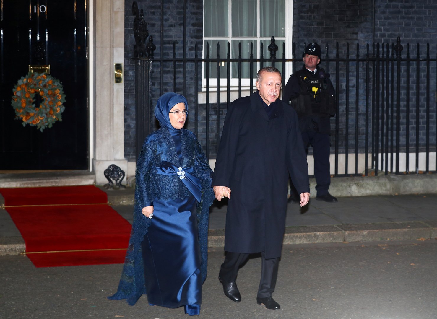 بريطانيا.. حضور لافت لعقيلة أردوغان بالحجاب في قصر باكنغهام (فيديو)