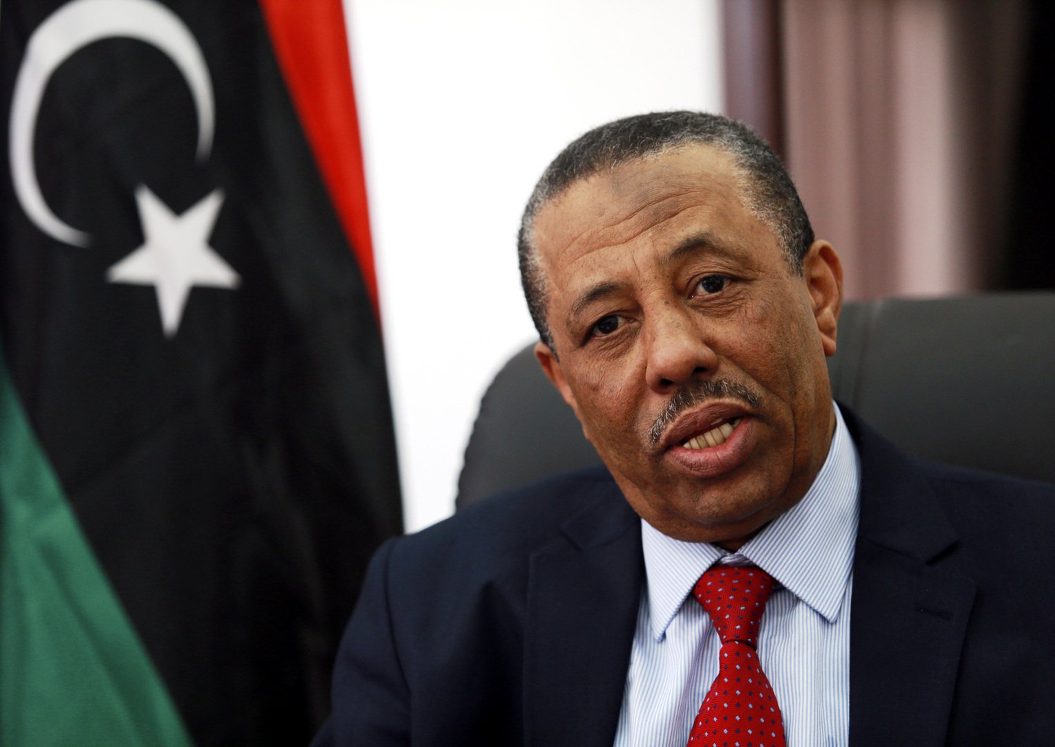 رئيس الحكومة الليبية المؤقتة يحذر من 