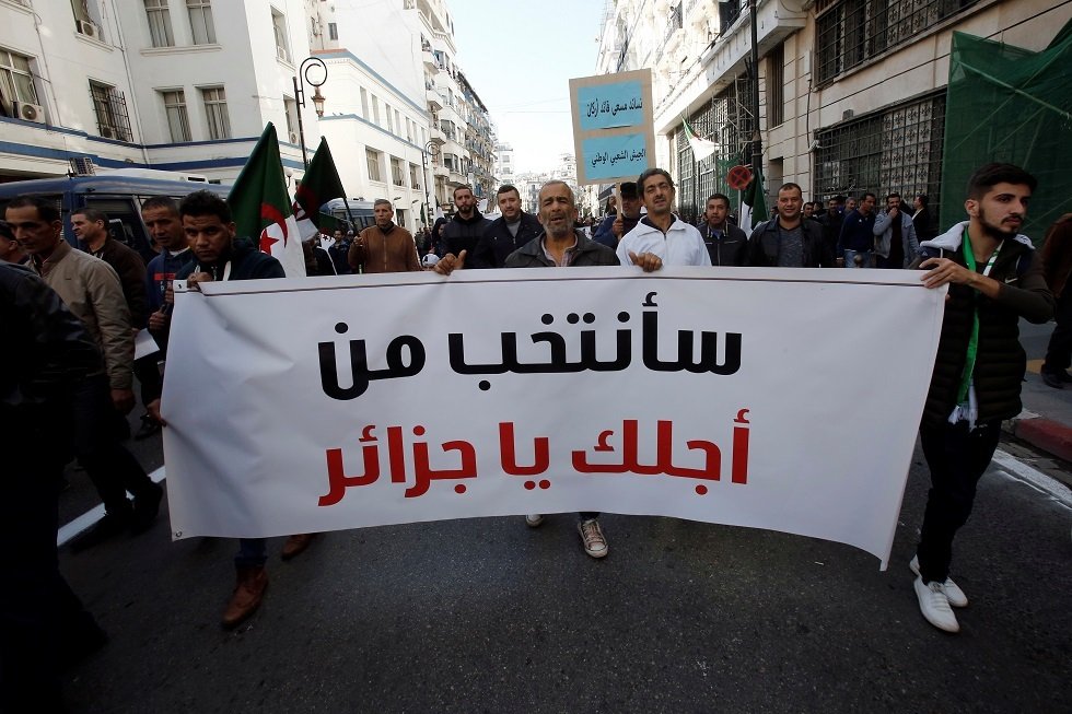 توافد الجزائريين في الخارج على صناديق الاقتراع لاختيار رئيس للبلاد
