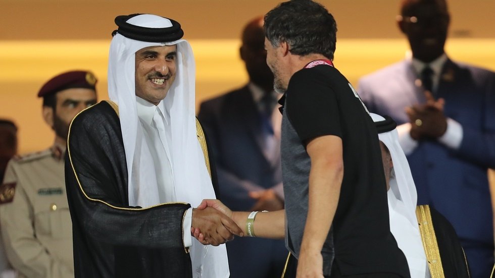 شاهد.. أمير قطر يتوج منتخب البحرين بكأس الخليج (فيديو)