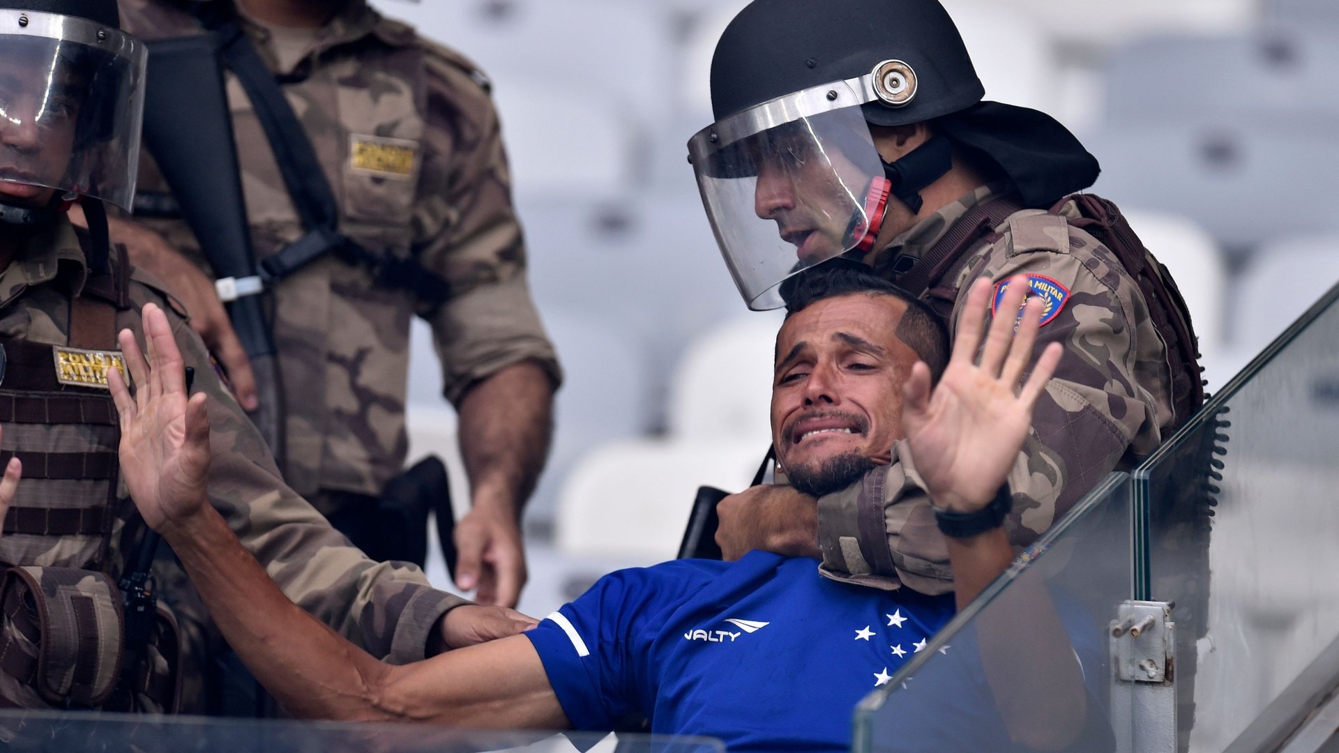 بالفيديو.. أعمال شغب ترافق مغادرة العملاق كروزيرو لدوري الأضواء للمرة الأولى في تاريخه