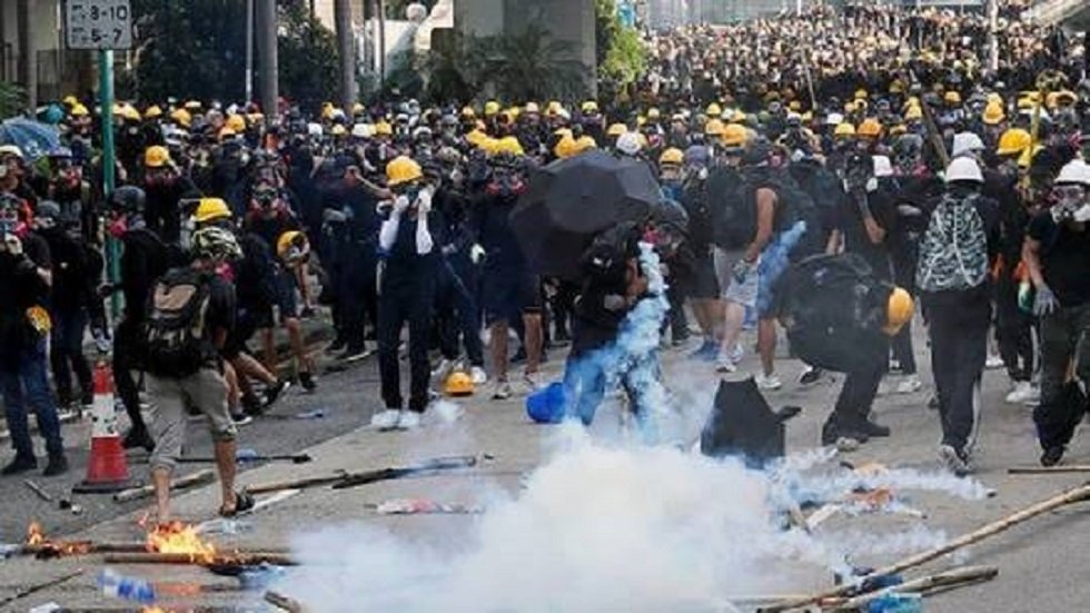 محتجو هونغ كونغ يرشقون مباني حكومية بقنابل حارقة