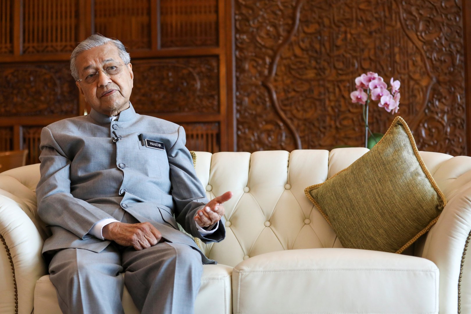 مهاتير يتعهد بترك رئاسة وزراء ماليزيا لأنور لكن ليس قبل قمة 