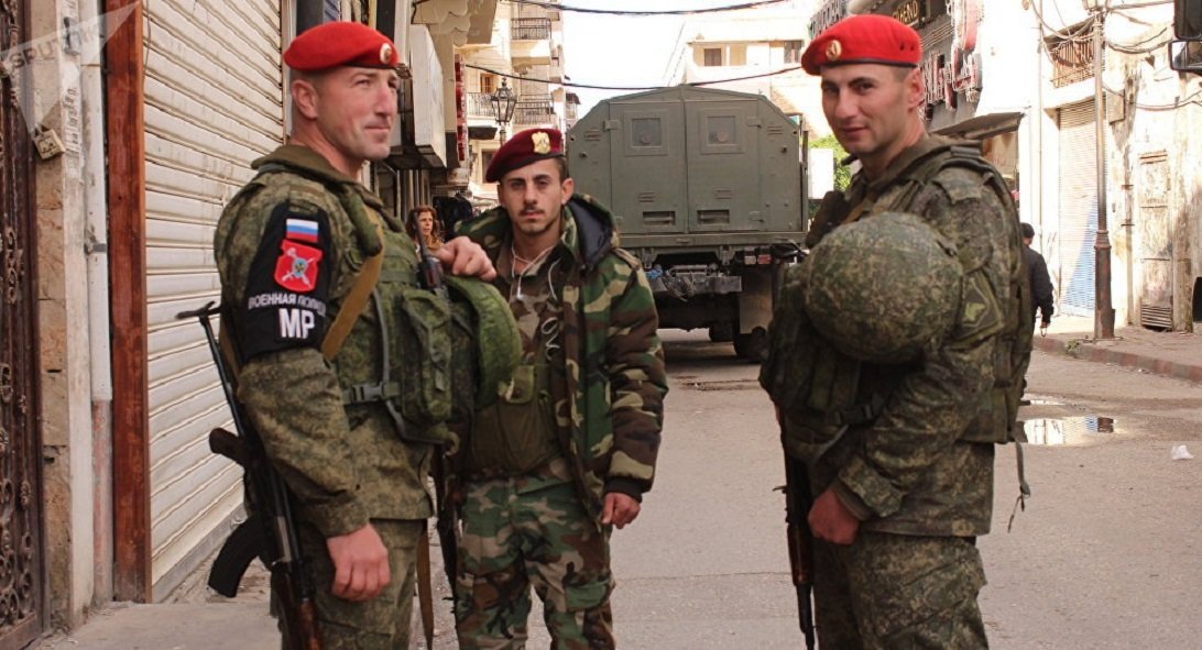 ضابط روسي في دار عرى.. لتهدئة الخواطر بين درعا والسويداء السوريتين!