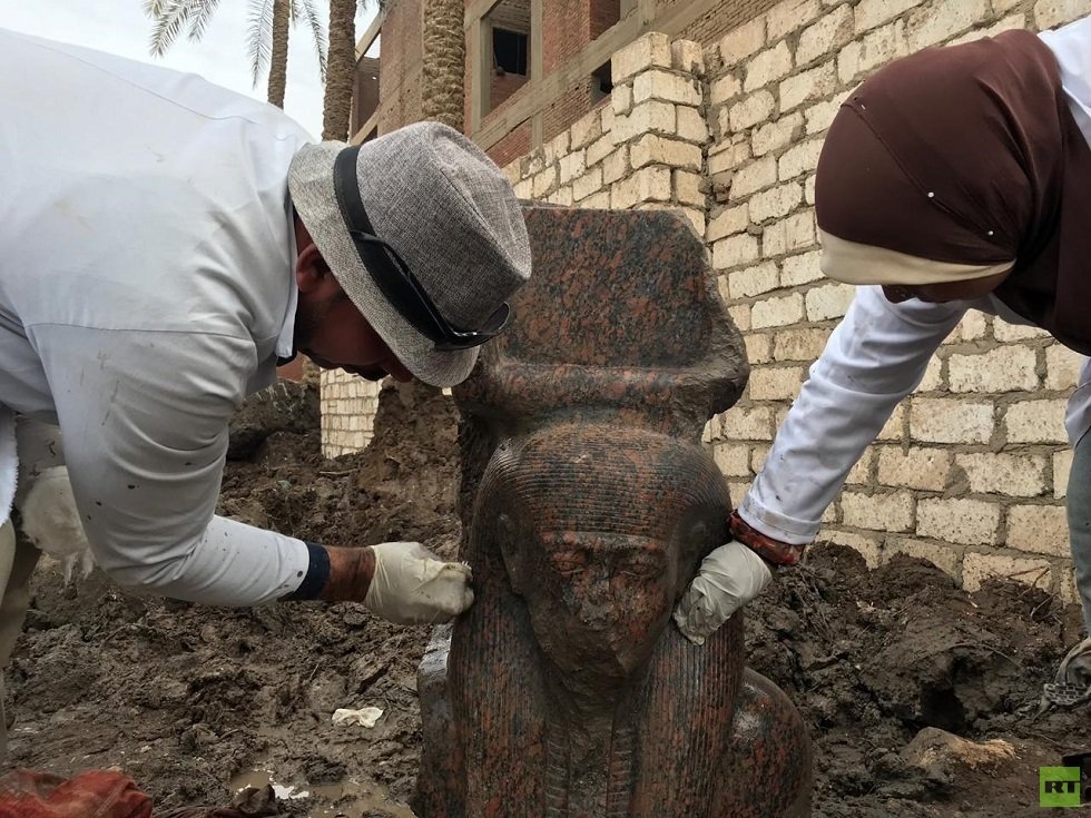 وزارة الآثار المصرية تعلن عن اكتشاف تمثال ملكي نادر (صور)