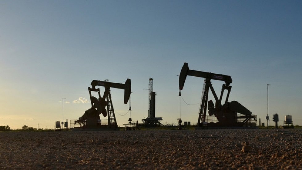 الطاقة الدولية: فائض المعروض في سوق النفط سيستمر رغم اتفاق 