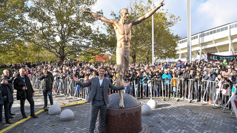 بالصور..عملية تخريب جديدة لإسقاط تمثال إبراهيموفيتش