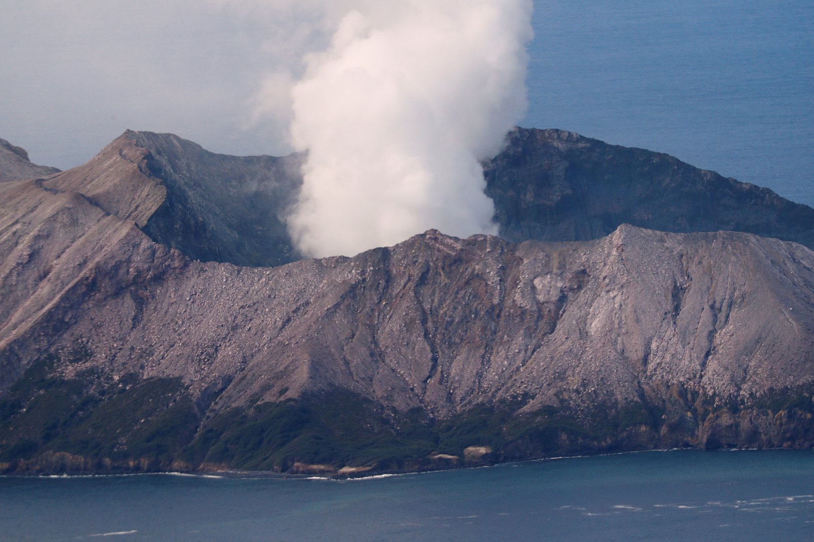 بركان نيوزيلندا .. انتشال 6 جثث واستبعاد بقاء أشخاص على قيد الحياة