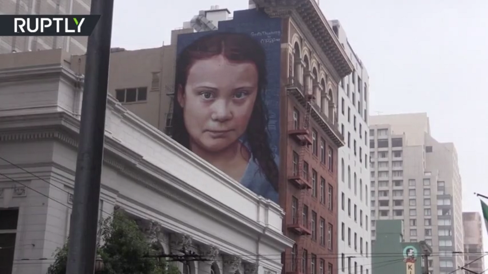 صورة غرافيتي ضخمة لغريتا تونبرغ في سان فرانسيسكو