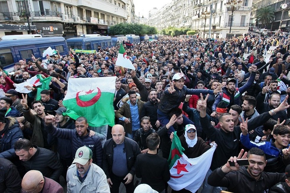 جزائريون يتظاهرون ضد نتائج الانتخابات (فيديو)