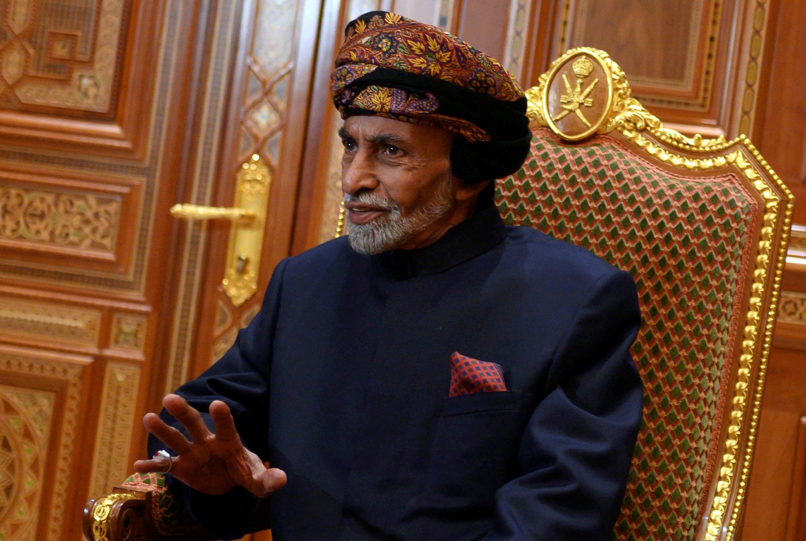 السلطان قابوس يعود إلى عمان بعد فحوصات طبية في بلجيكا