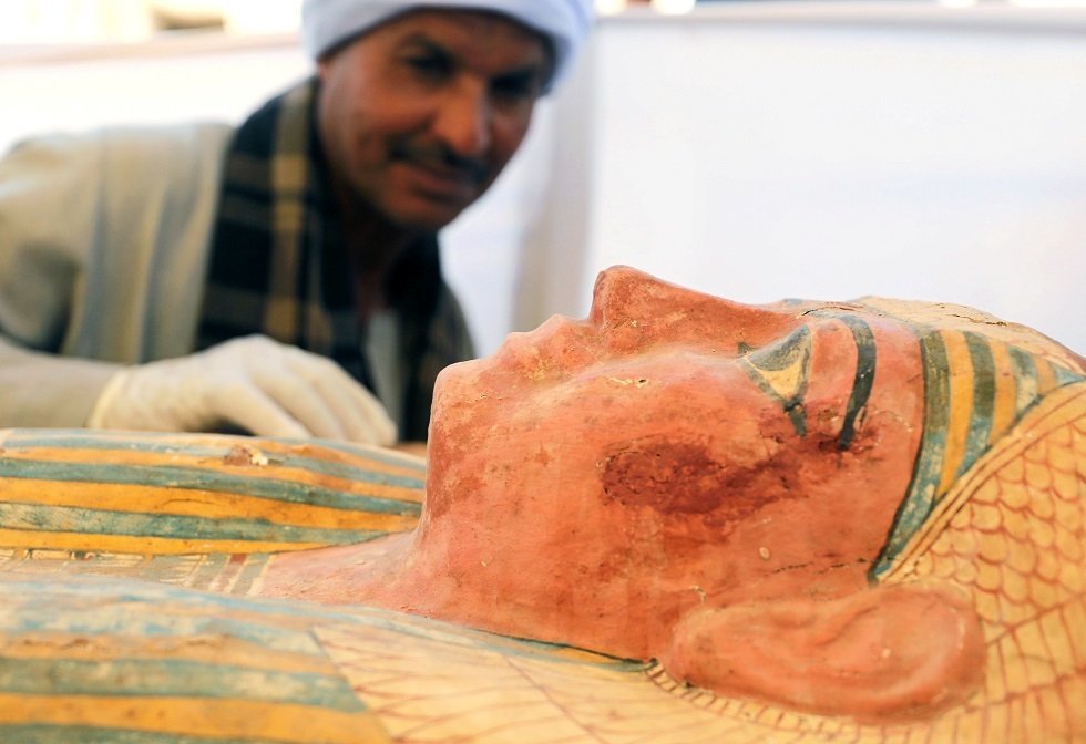 مصر.. العثور على تمثال ملكي على هيئة 