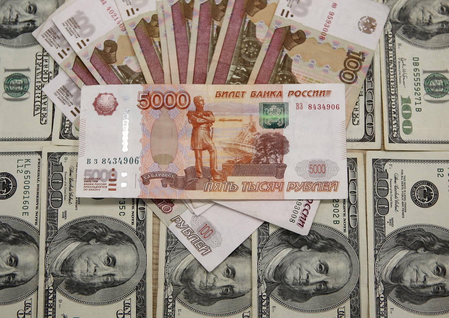 الروبل الروسي يسجل أعلى مستوى مقابل الدولار منذ 18 شهرا