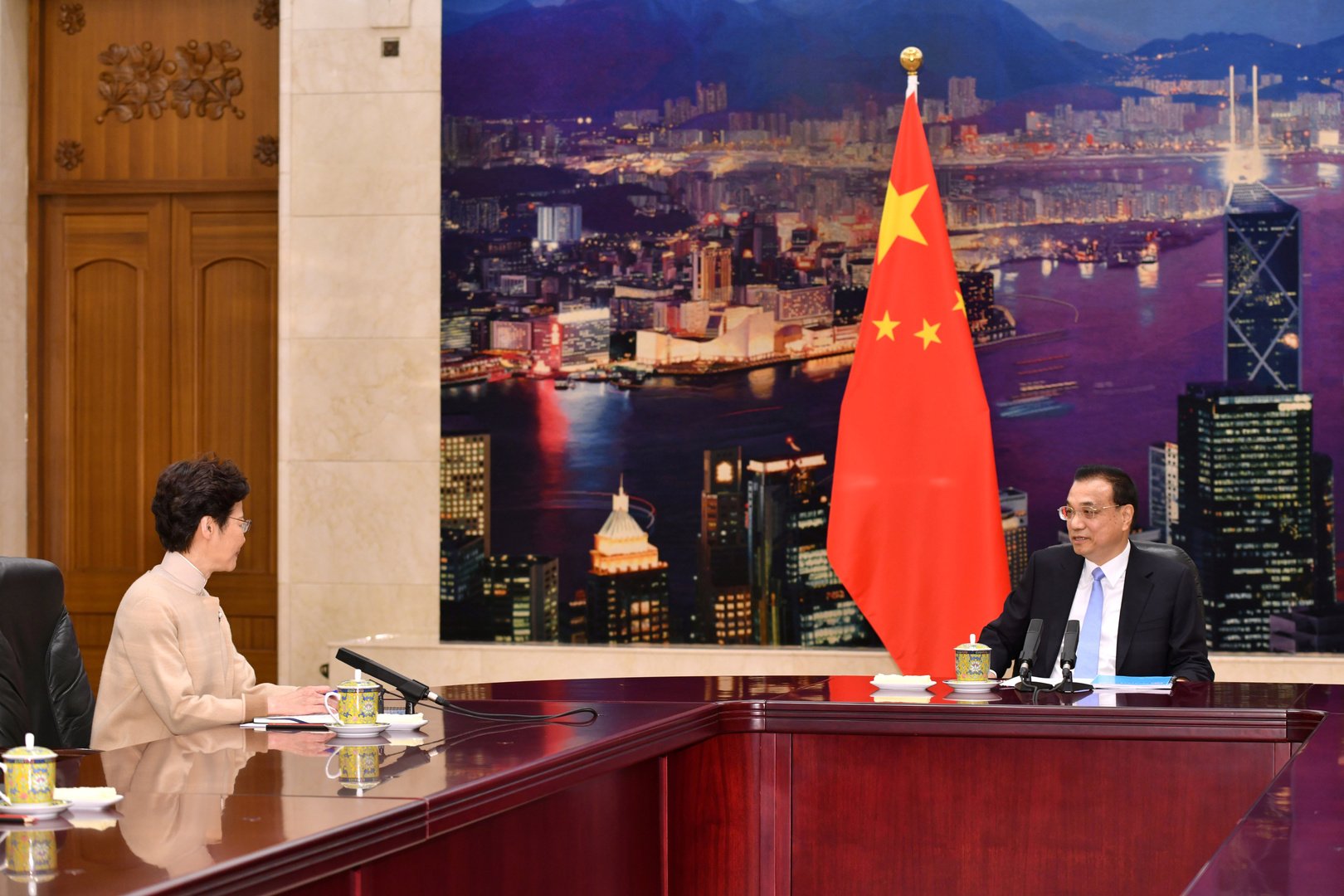 اشتباكات في هونغ كونغ قبيل اجتماع بين زعيمة المدينة والرئيس الصيني