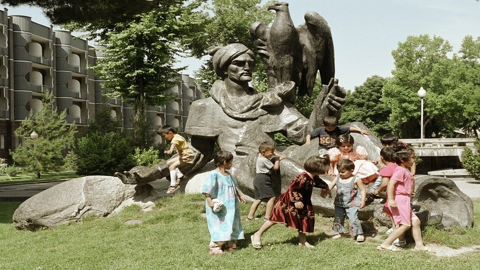 إزاحة الستار عن تمثال الشاعر الفارسي رودكي في جامعة موسكو