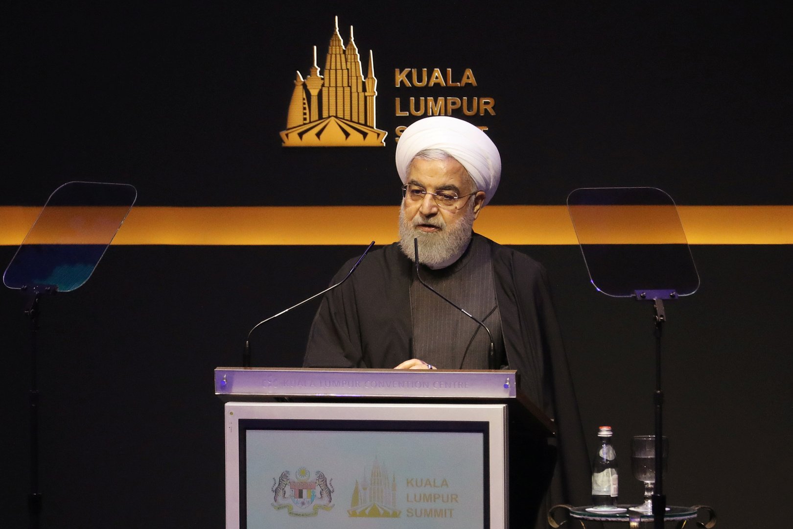 روحاني يدعو الدول الإسلامية للتحرر من هيمنة الدولار