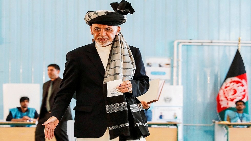 الرئيس الأفغاني أشرف غني يدلي بصوته في انتخابات 28 سبتمبر