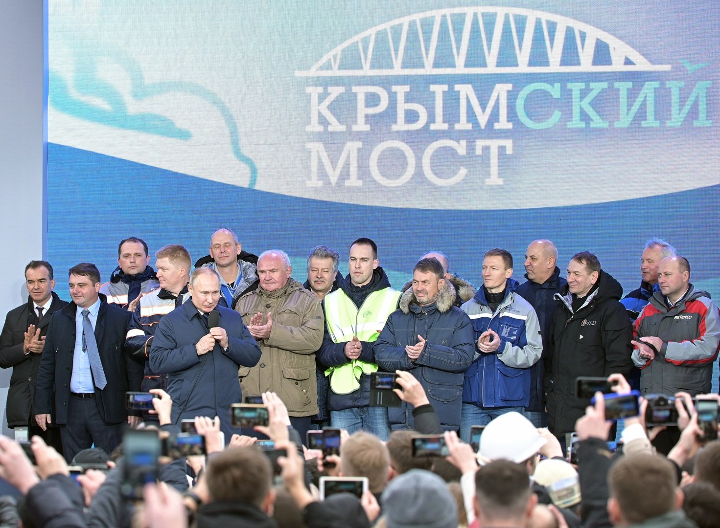 بوتين يدشن خط القطارات عبر جسر القرم لربط الجزيرة بباقي الأراضي الروسية