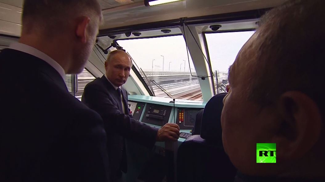 بوتين في قمرة قيادة ثاني قطار يعبر من روسيا إلى القرم منذ 145 عاما