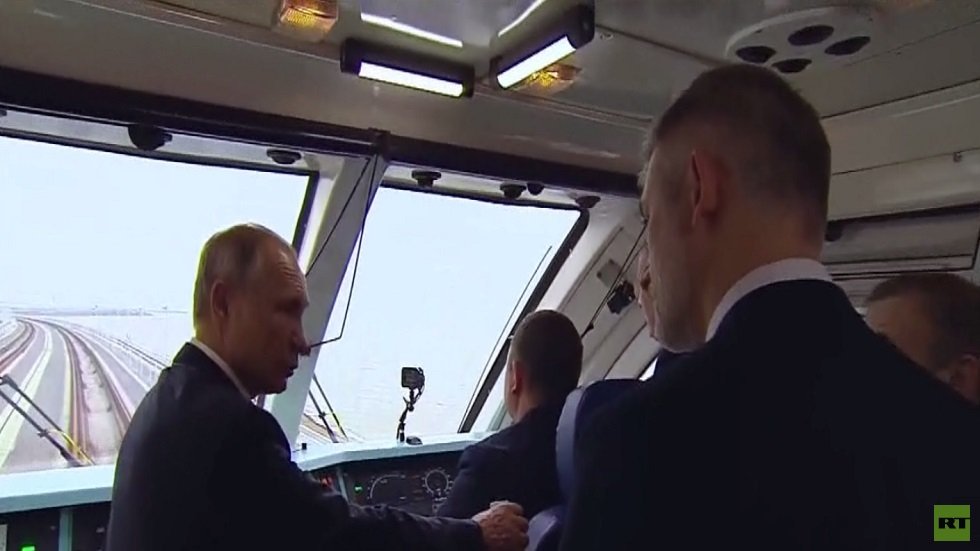 بوتين يفتتح خط القطارات مع القرم