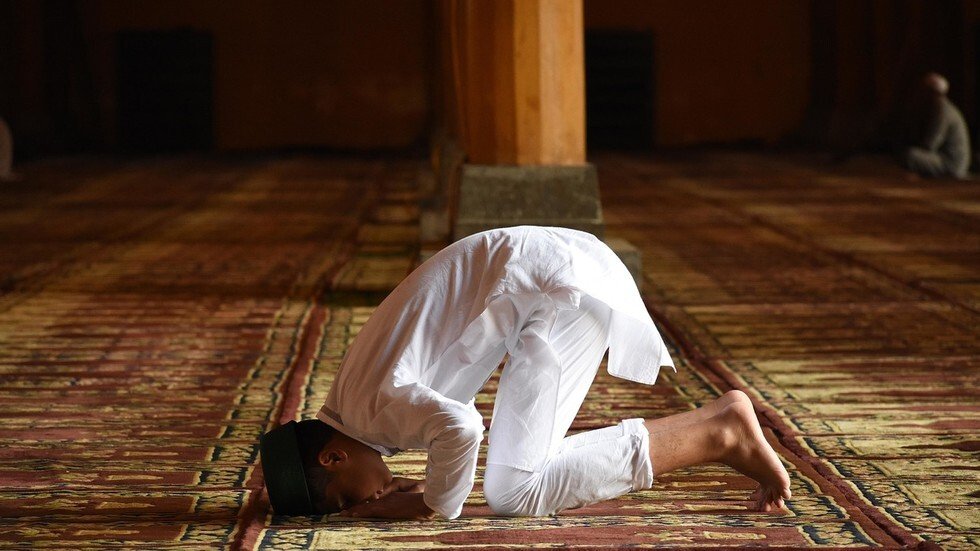 مدرسة سويدية تثير الجدل بتعليم تلاميذها الصلاة الإسلامية