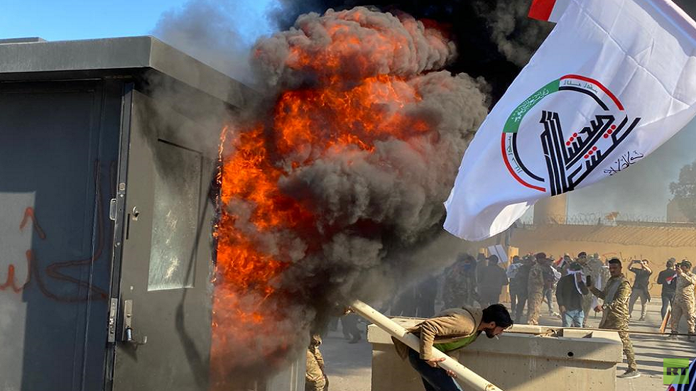 المحتجون يقتحمون نقطة التفتيش الأولى في السفارة الأمريكية في بغداد