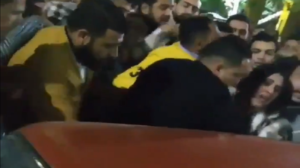 فيديو صادم.. تحرش جماعي بفتاة في احتفالات رأس السنة بمدينة المنصورة المصرية