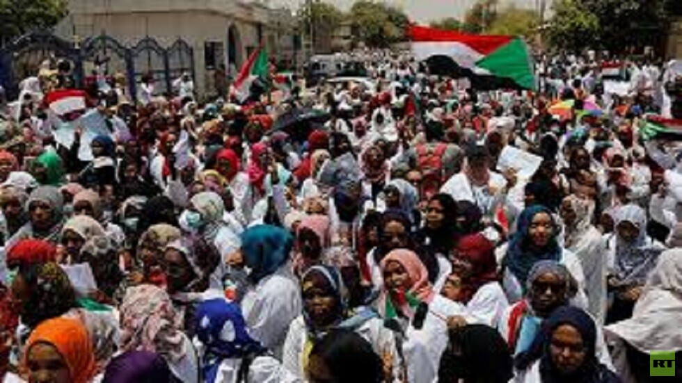 طبيب نفسي سوداني يتلقى علقة ساخنة لمجاهرته على الهواء بارتفاع الشذوذ وسط النساء