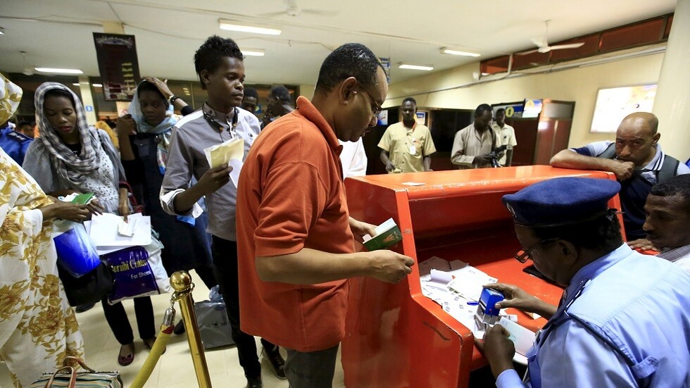 صورة تثير الجدل.. شهر ديسمبر 32 يوما بمطار الخرطوم