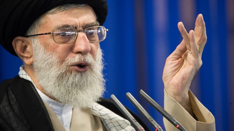 خامنئي يزور عائلة سليماني لتعزيتها